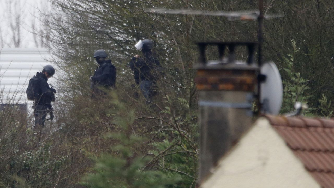 Policija ispred štamparije u kojoj braća Kuaši drže taoce