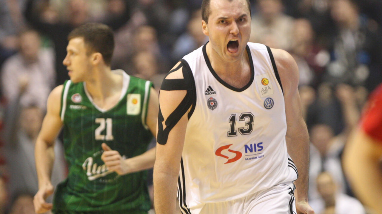 Milan Mačvan slavi koš u meču ABA lige između Partizana i Olimpije