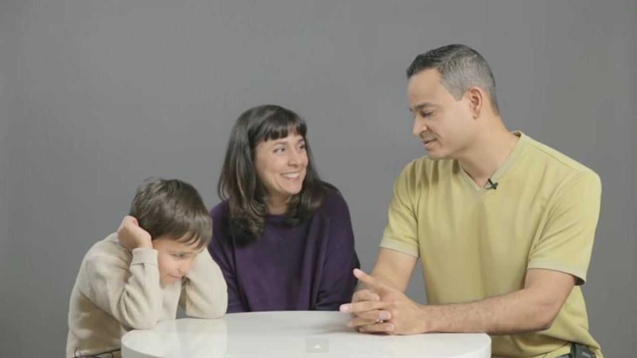roditelji razgovaraju sa decom