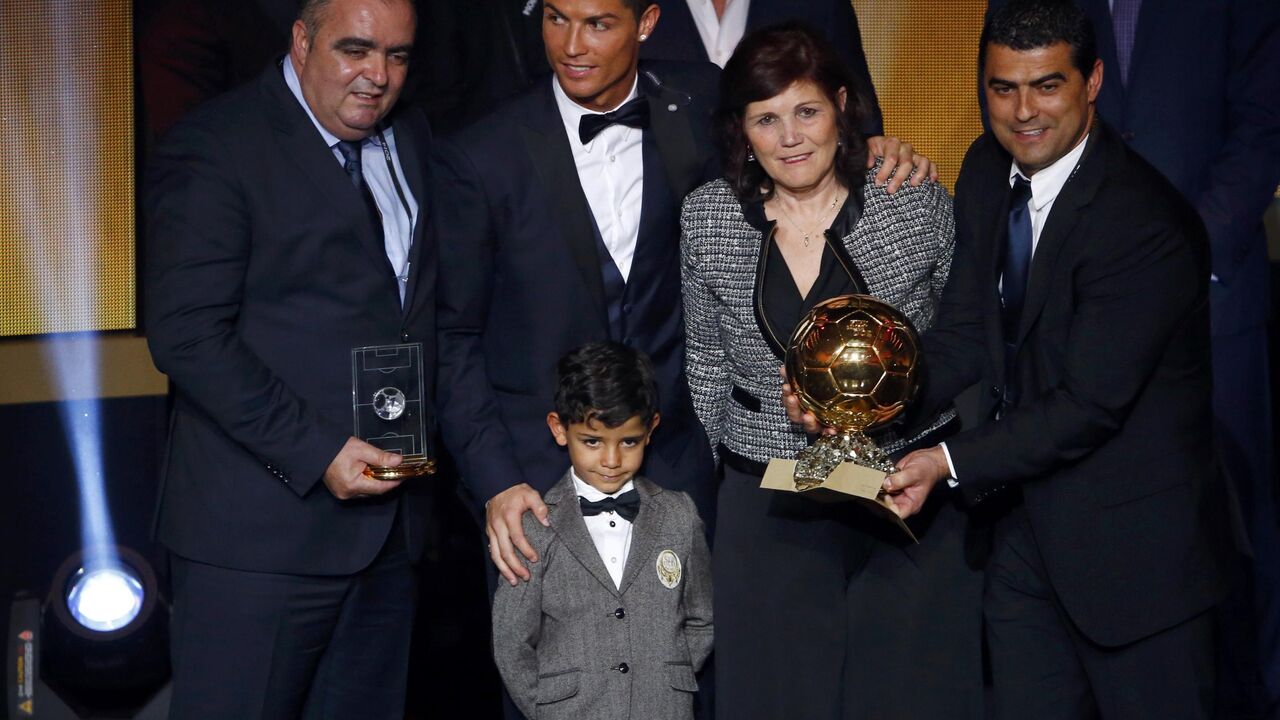 Kristijano Ronaldo sa sinom i majkom posle svečanosti u Cirihu