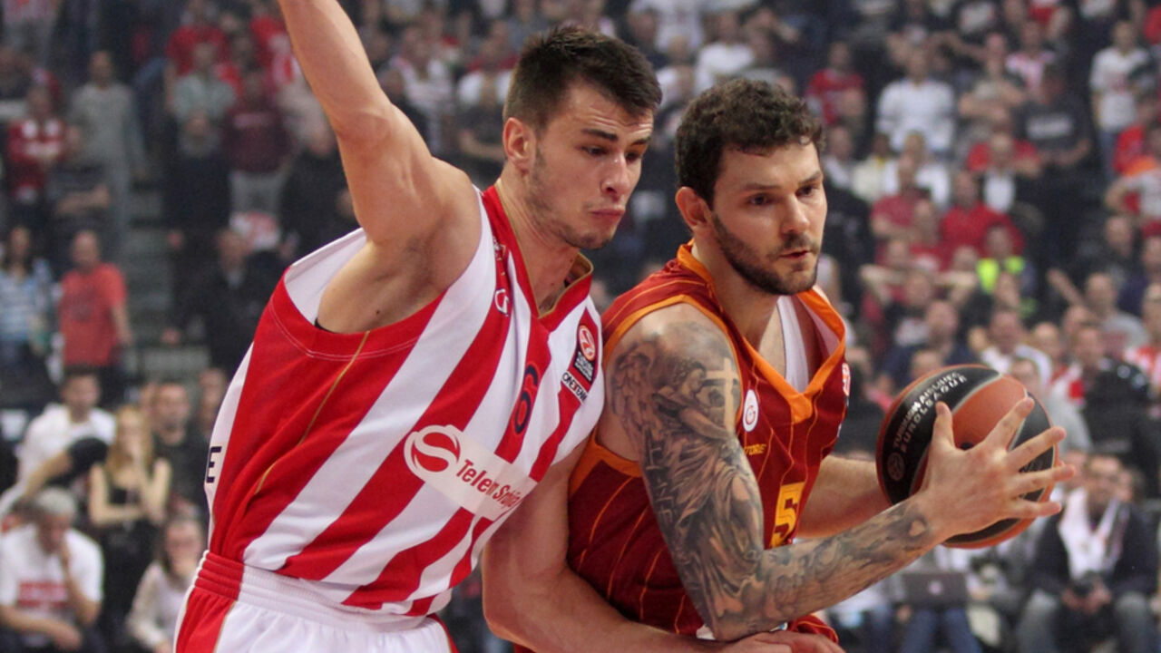 Duel Nemanje Dangubića i Vladimira Micova u meču Evrolige između Crvene zvezde i Galatasaraja