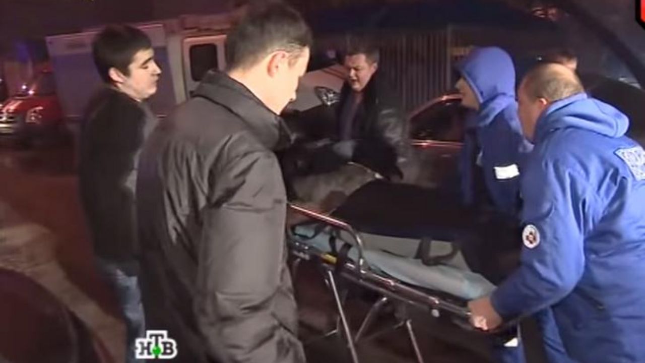 hitna kola odvoze povređenog čoveka