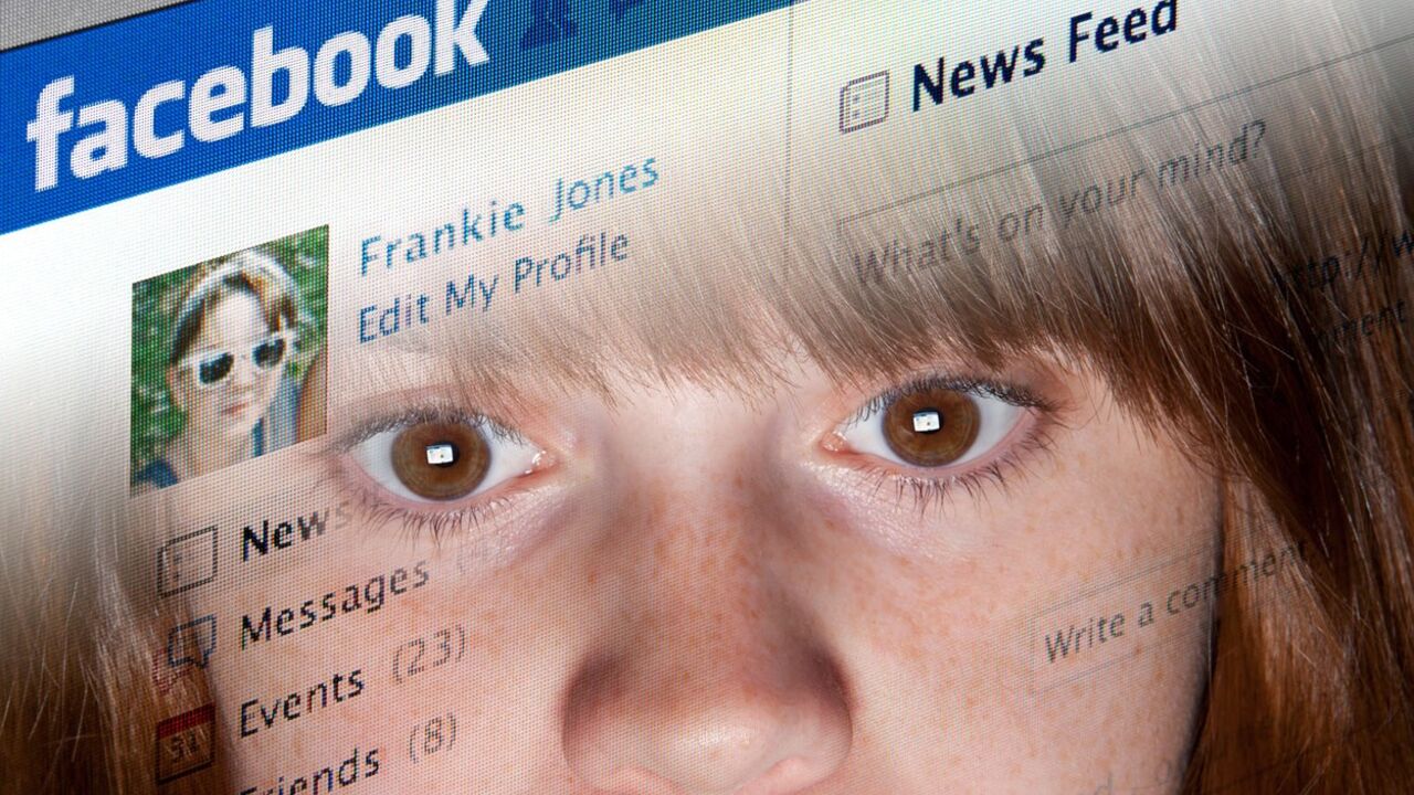 Tinejdžer gleda Facebook