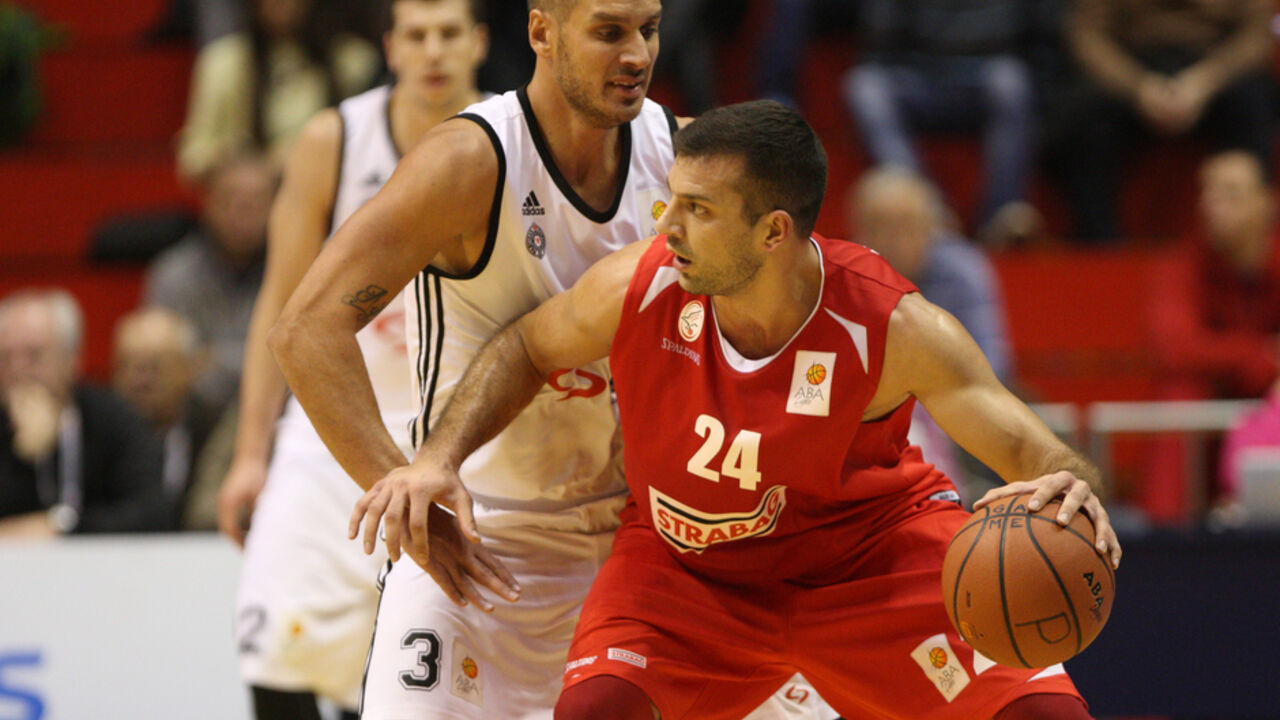 Krilo Solnoka Strahinja Milošević u duelu sa Aleksandrom Pavlovićem
