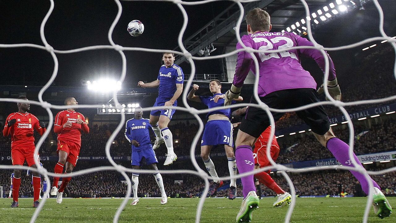 Branislav Ivanović postiže gol protiv Liverpula