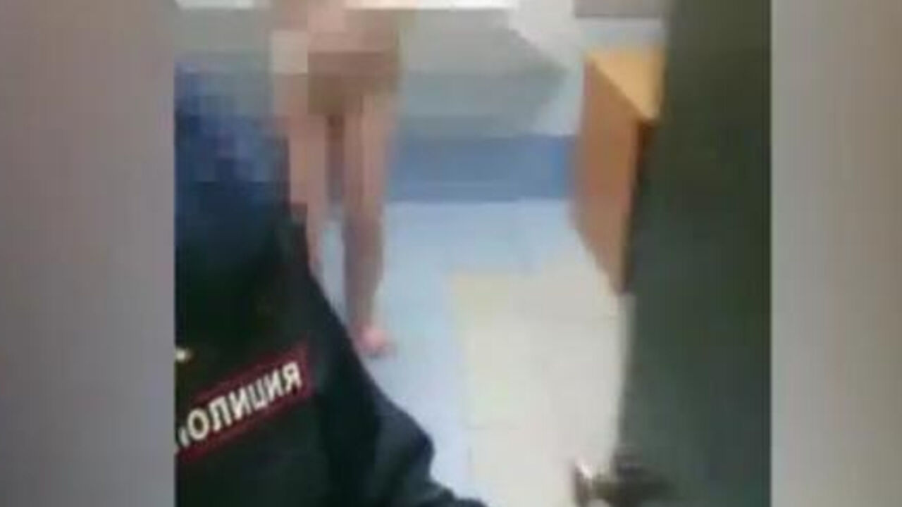 Žena se skinula gola u stanici