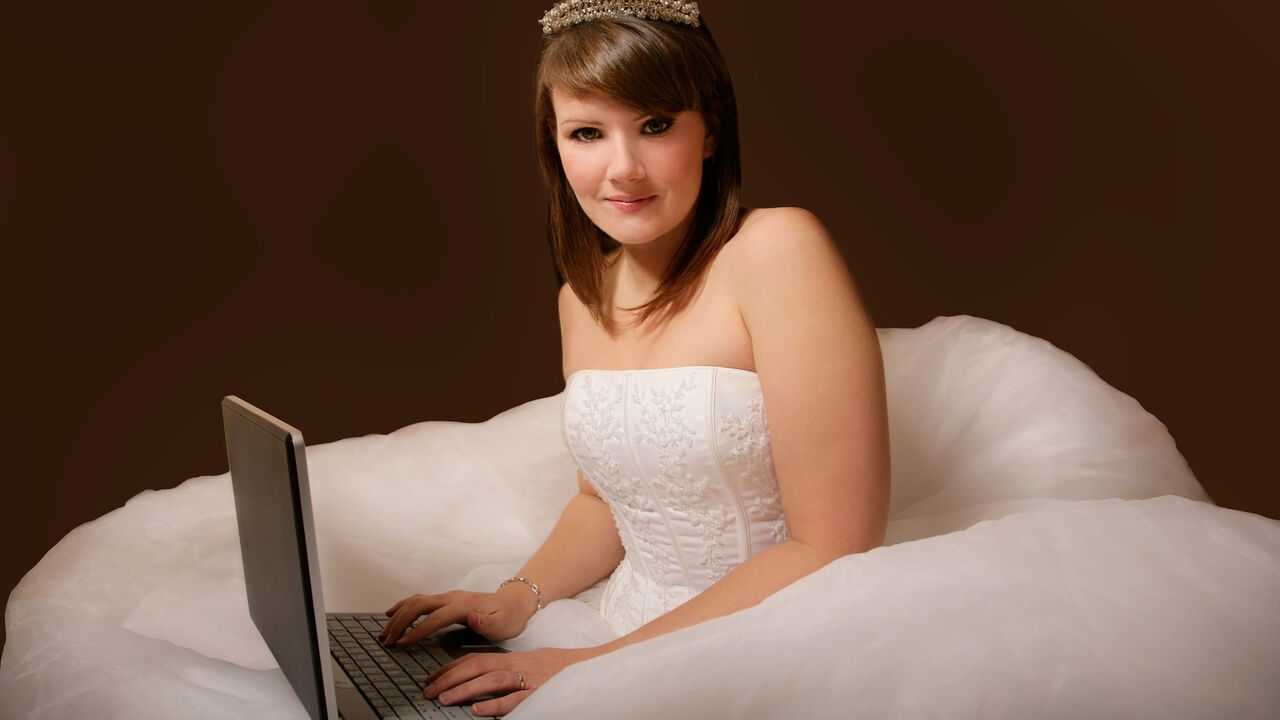 Mlada na laptopu