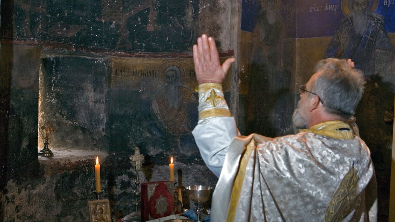 Sveštenik u crkvi