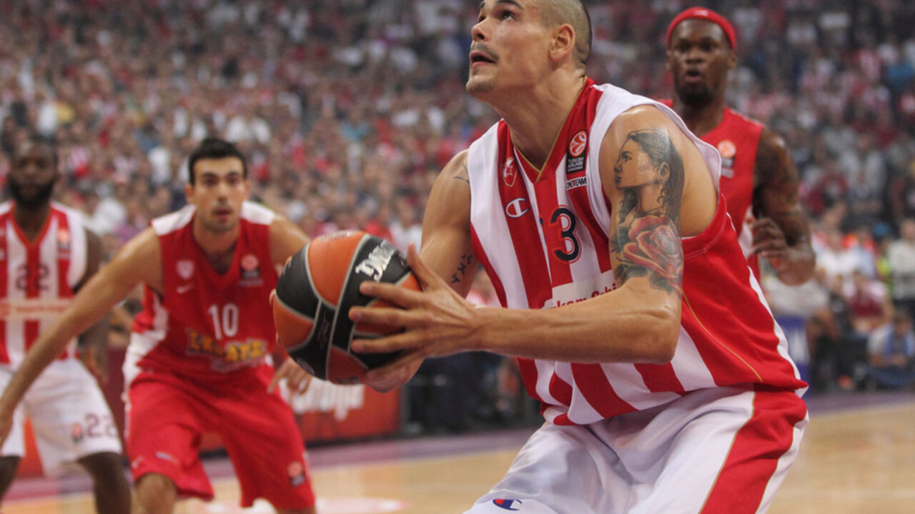 Majk Cirbes u meču Evrolige između Crvene zvezde i Olimpijakosa