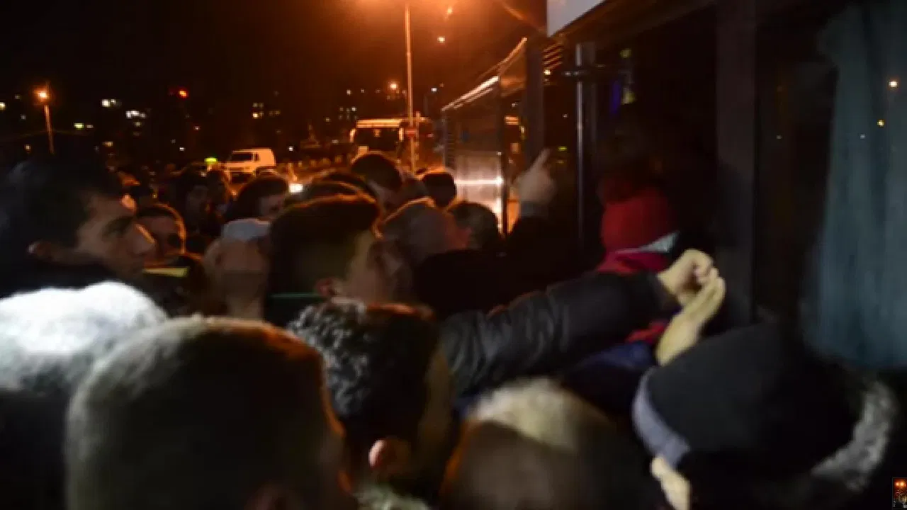 Albanci se guraju za mesto u autobusu
