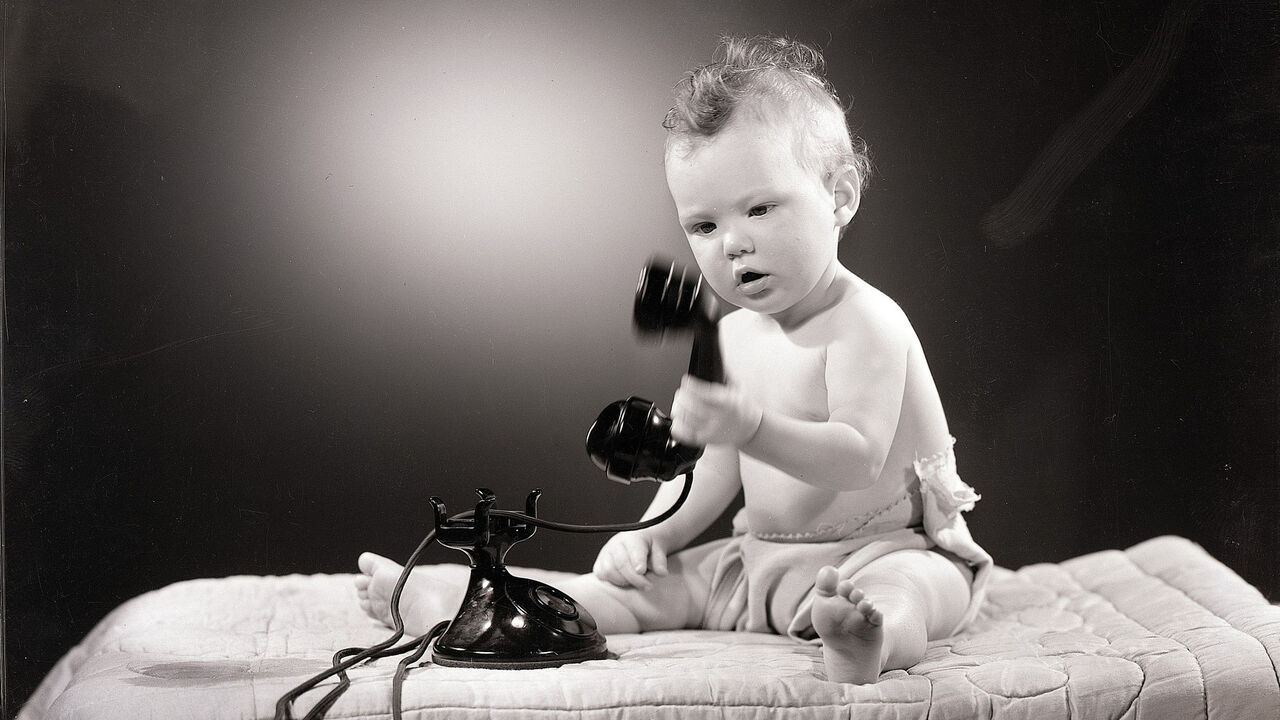 Dete sa telefonom