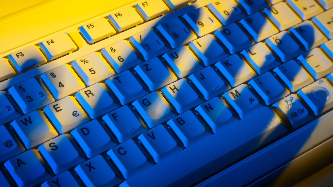 ruka preko tastature, nasilje na internetu