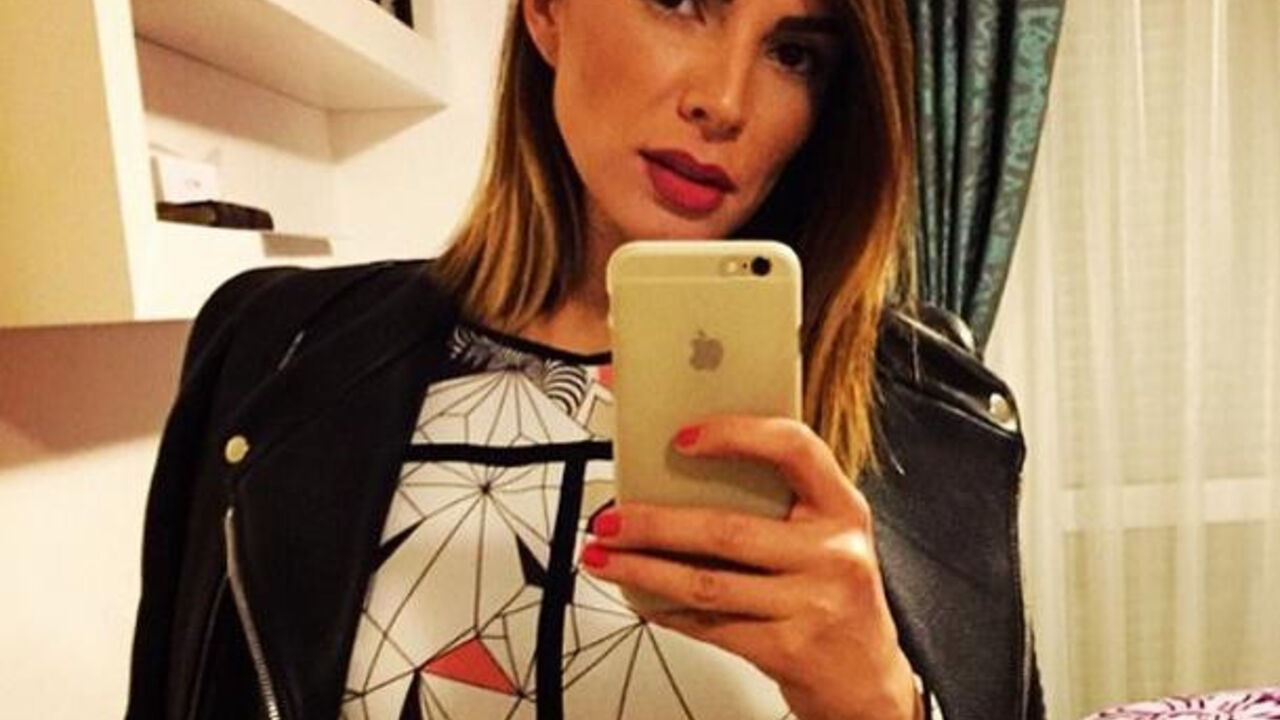 Selfi u ogledalu pevačice Marine Tadić