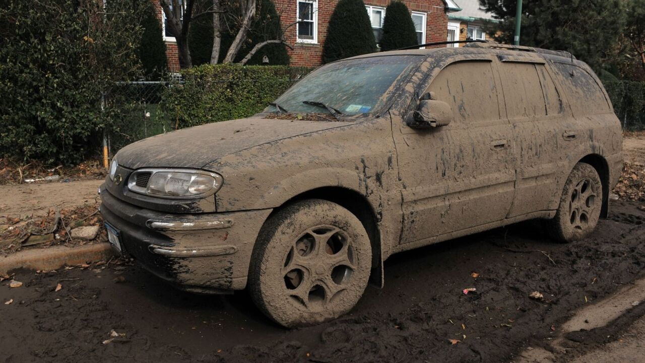 Poplavljen auto