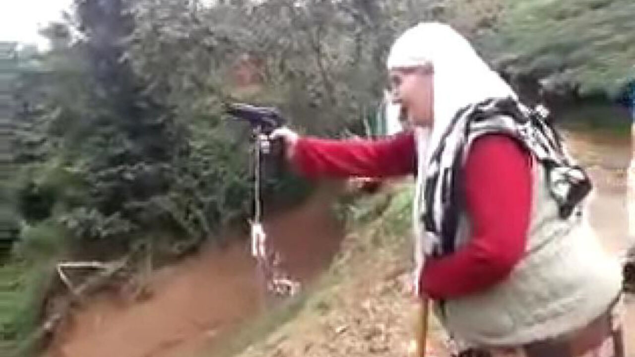 Baka puca iz pištolja