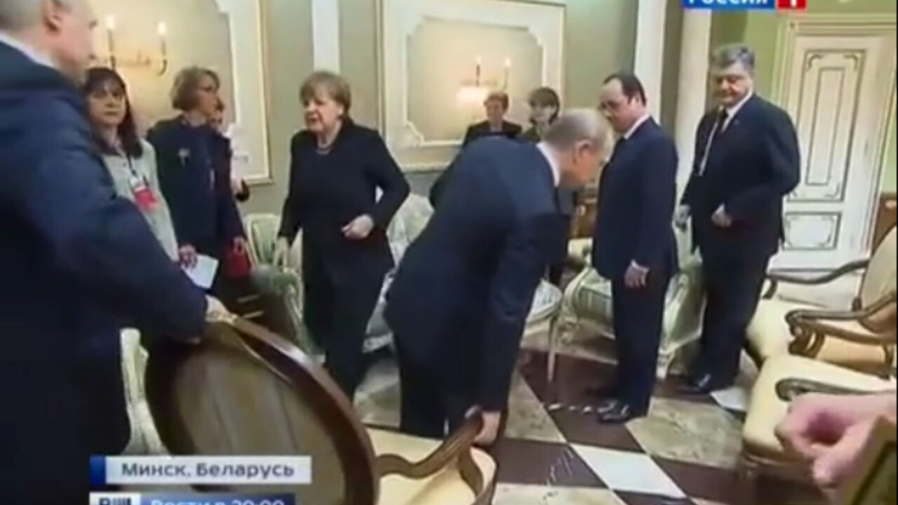 Trenutak kada Lukašenko izmiče stolicu Vladimiru Putinu 