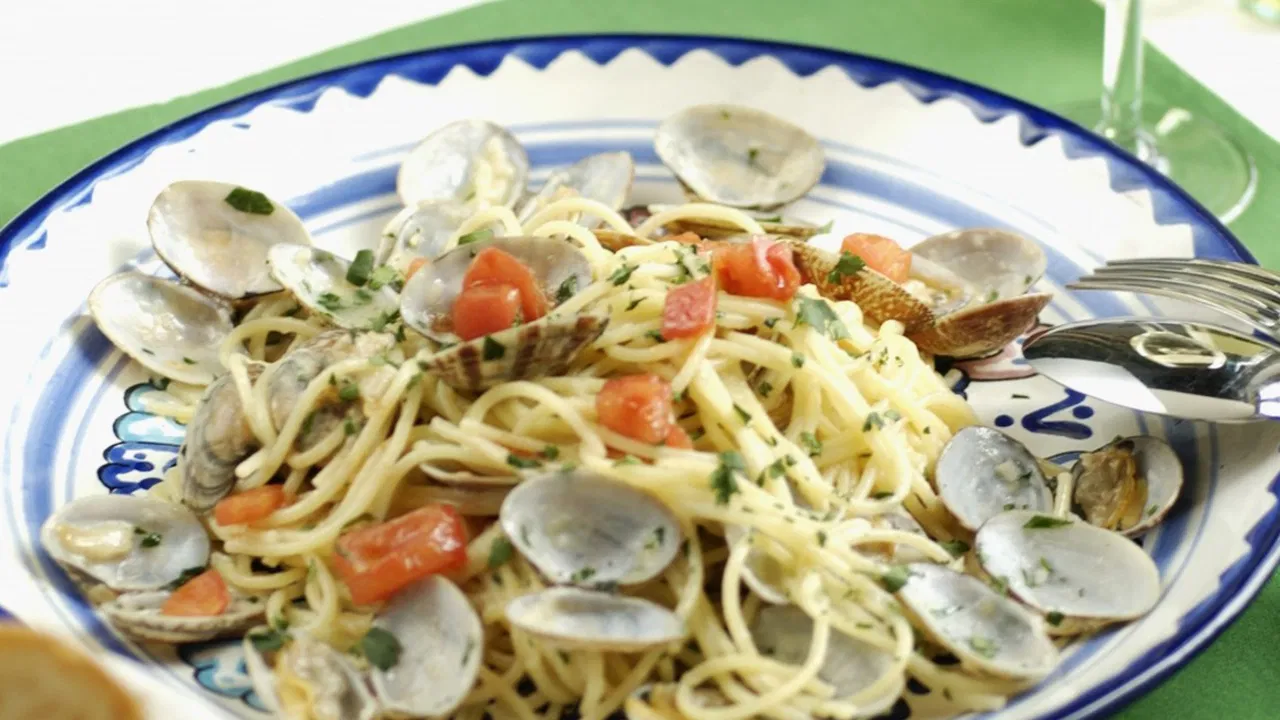 Pasta sa školjkama i paradajzom