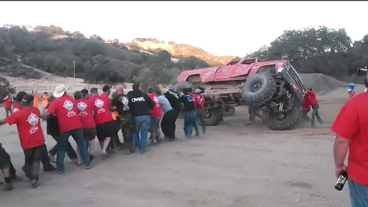 Muškarci vuku kamion