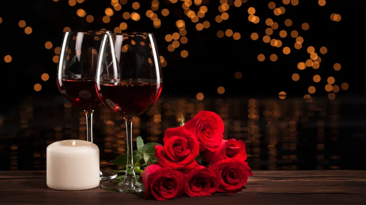 Čaše, vino i sveća za Dan zaljubljenih