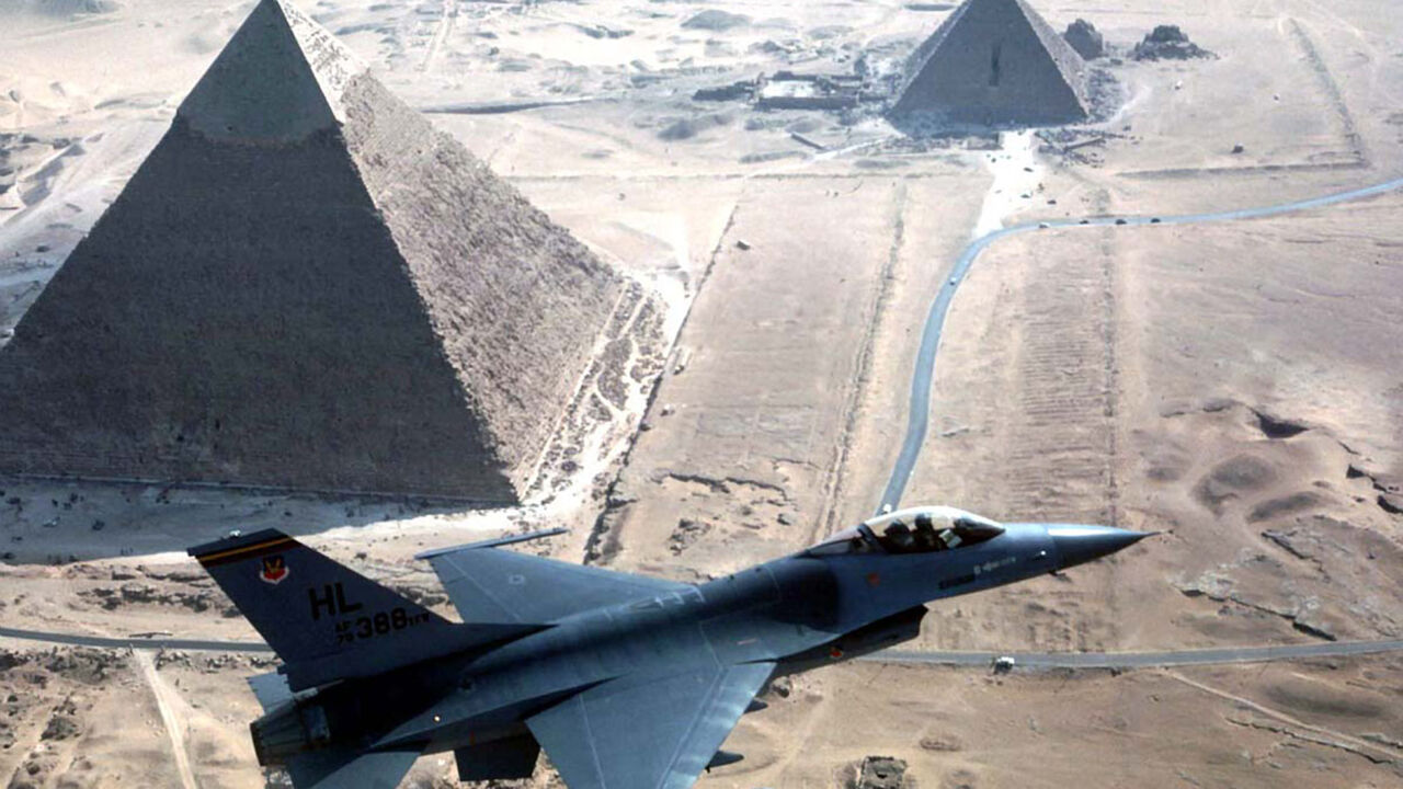 F-16 iznad piramida u Egiptu