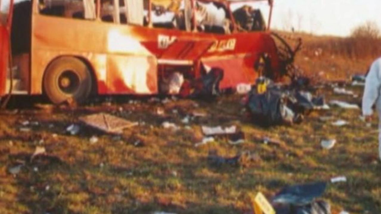 Raznet autobus Niš ekspresa 2001. kod Podujeva