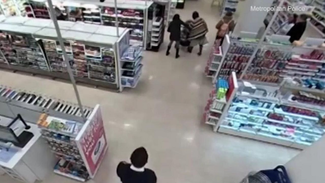 Žena napada bebu