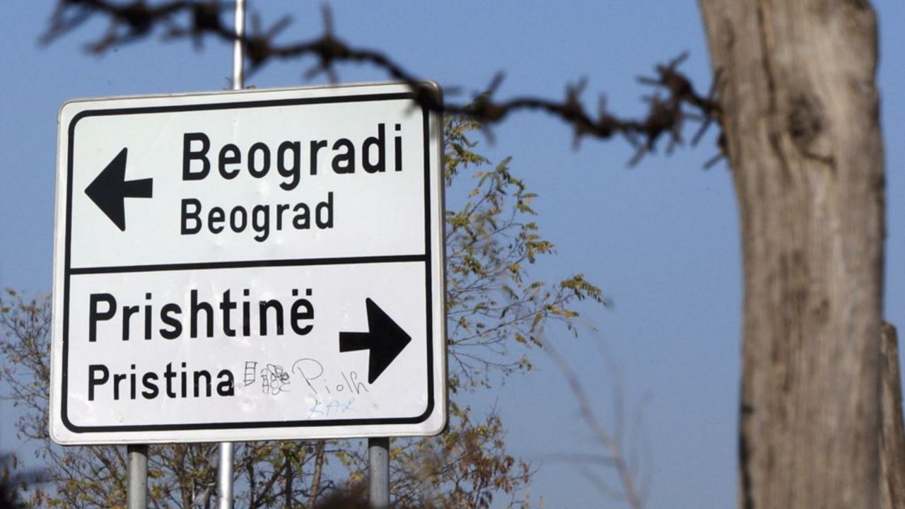 Saobraćajni znak za Beograd i Prištinu