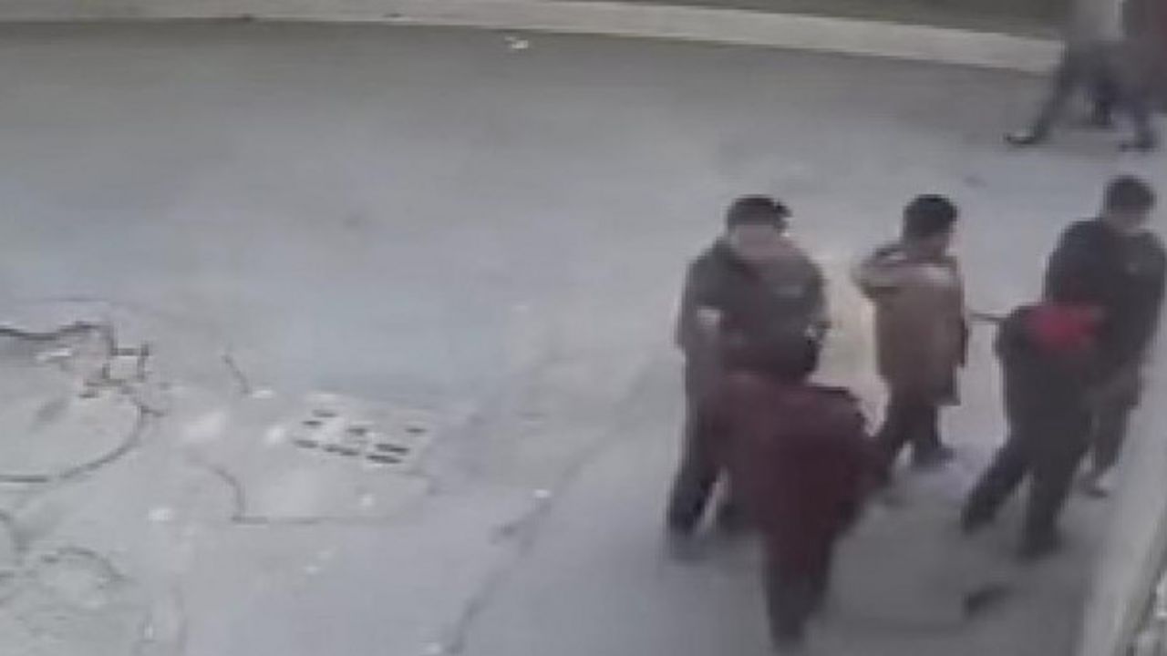 Deca ubacuju petardu u kanalizacioni otvor
