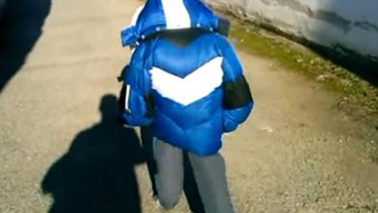 Dete šeta ulicom