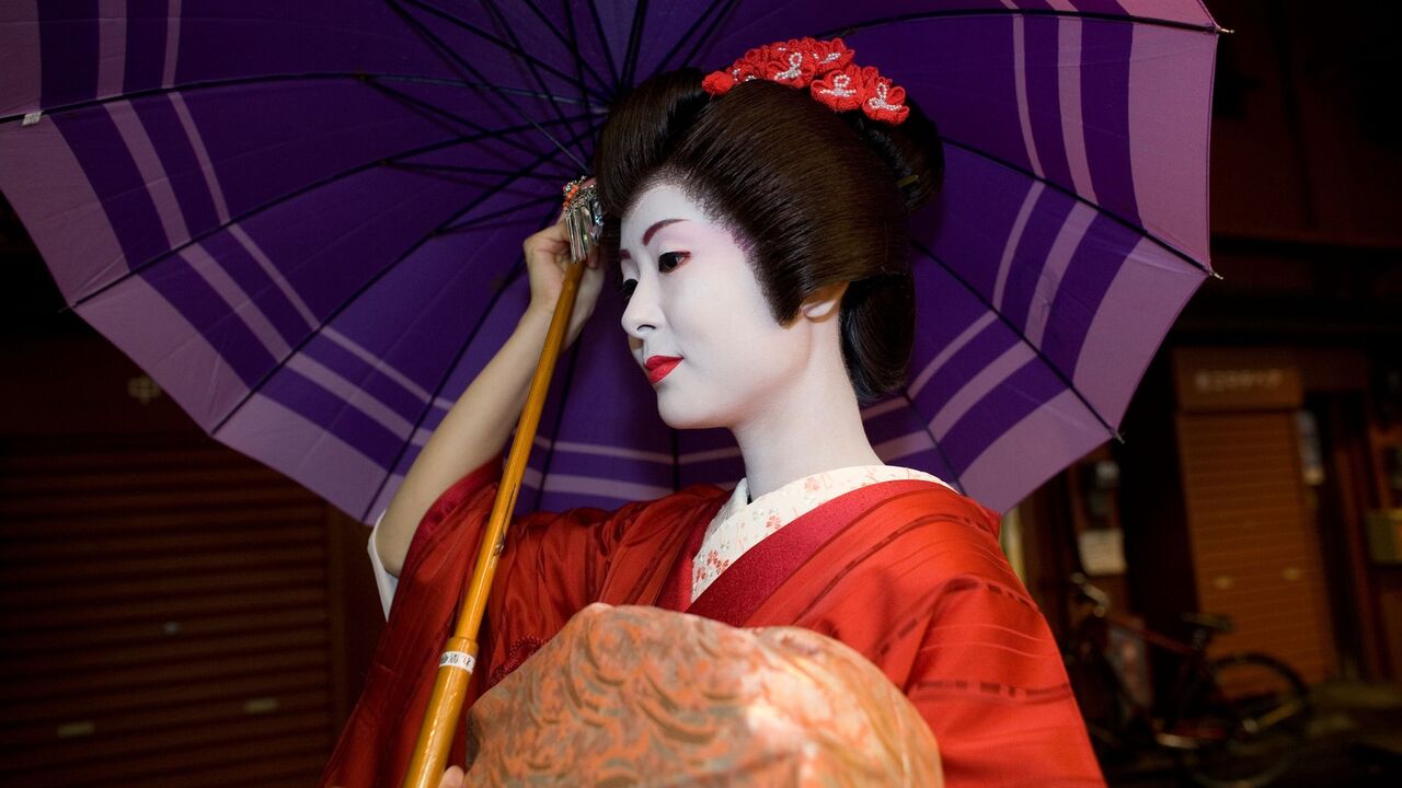 maskirana žena u Japanu sa kišobranom