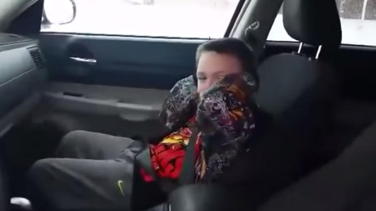 Dete drži ruke preko ušiju