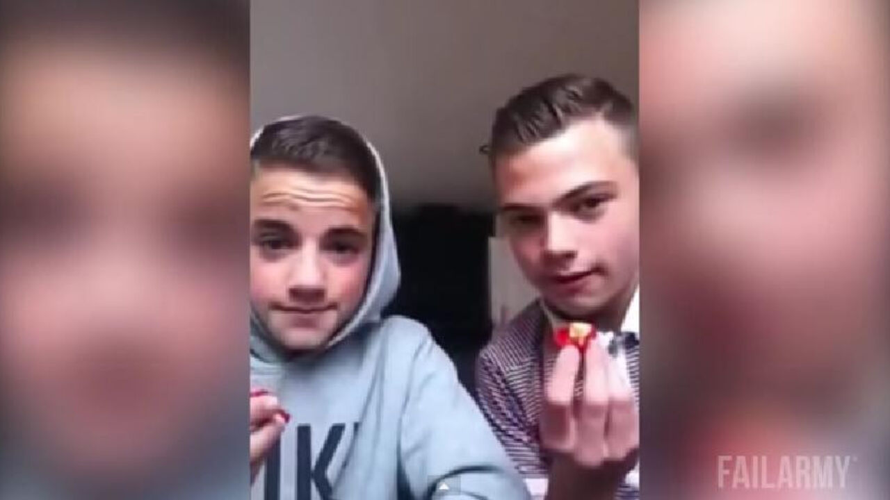 Dva momka jedu ljute paprike