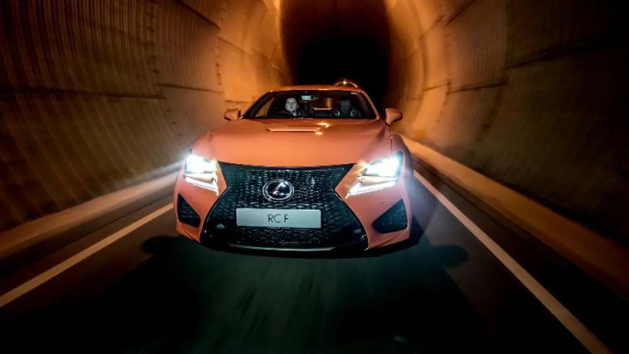 Lexus RC-F u tunelu