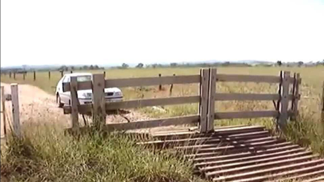 Auto i kapija