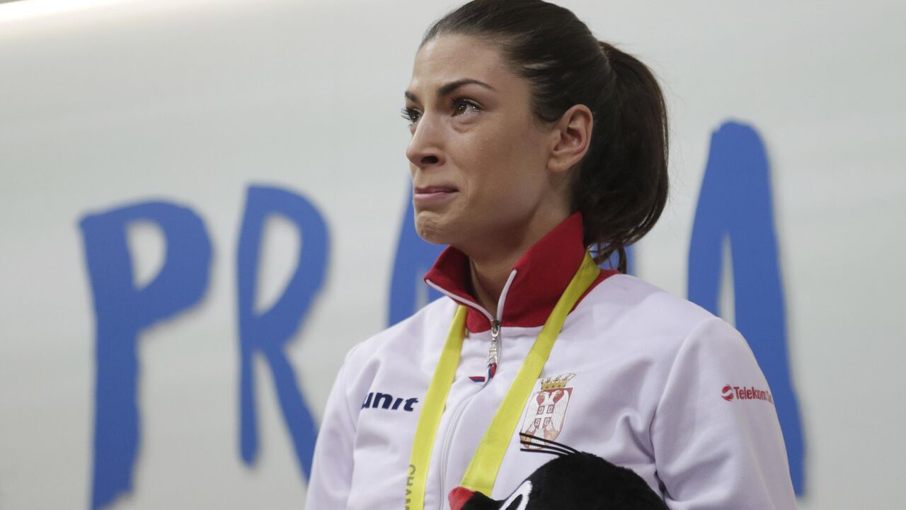 Ivana Španović plače na pobedničkom postolju