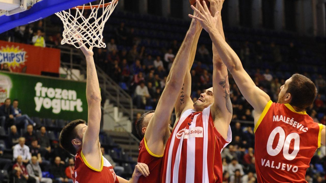 Maik Cirbes zakucava u meču Crvena zvezda - Metalac