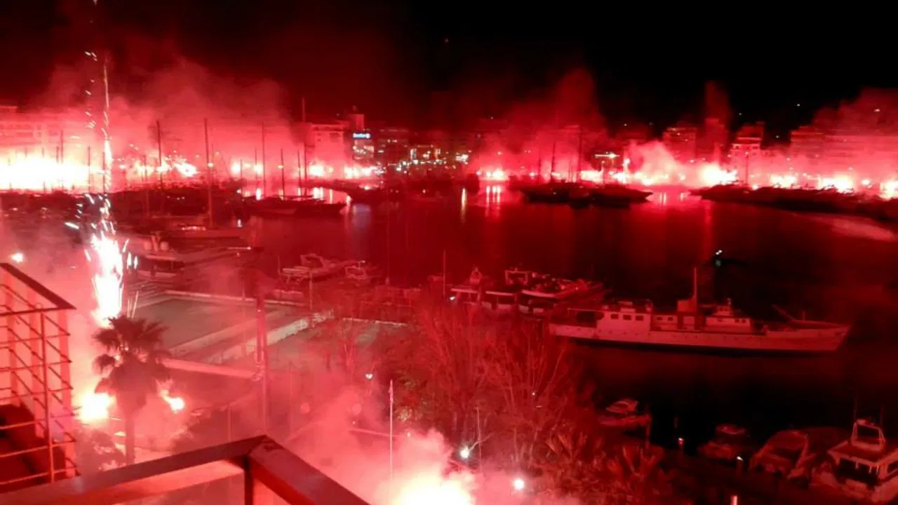 Bakljada navijača Olimpijakosa na proslavi 90-godišnjice kluba