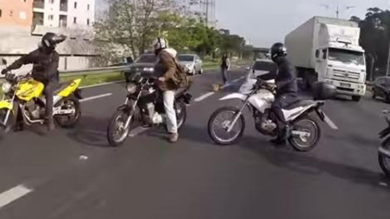 bajkeri i pas na auto putu