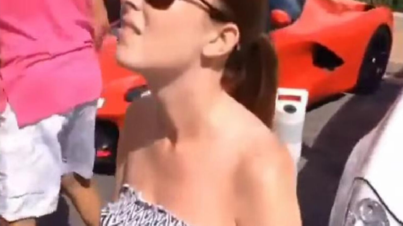 Devojka sa naočarima