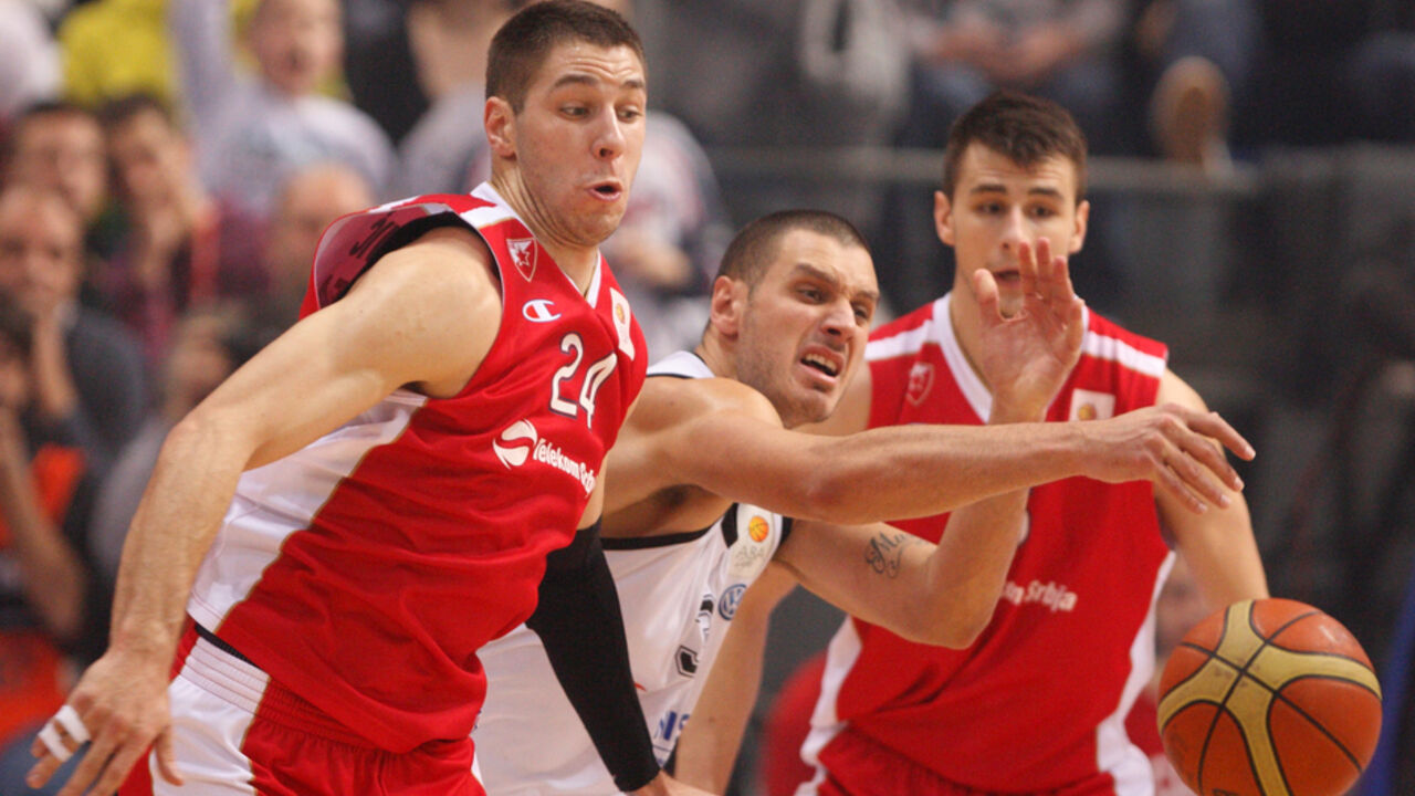 Plejmejker Crvene zvezde Stefan Jović u duelu sa Aleksandrom Pavlovićem