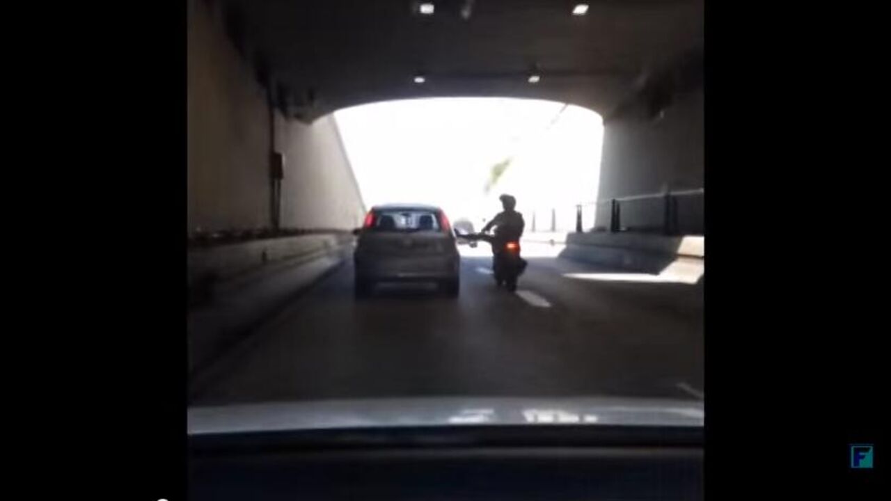 motorciklista sutira kola