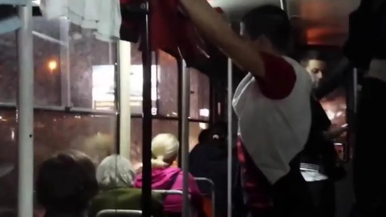 momci šire veš u tramvaju