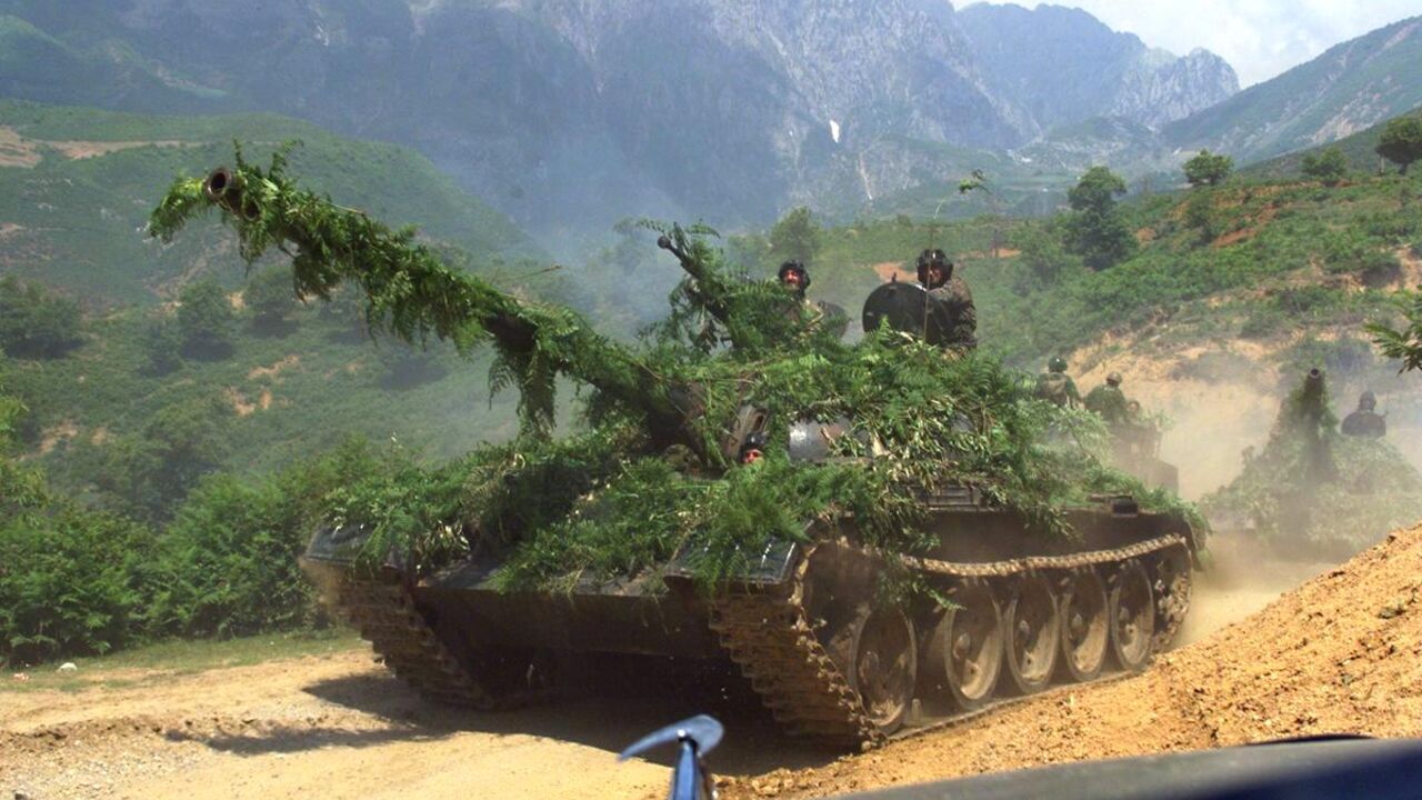 Kamufliran tenk Vojske Jugoslavije tokom NATO bombardovanja 1999.