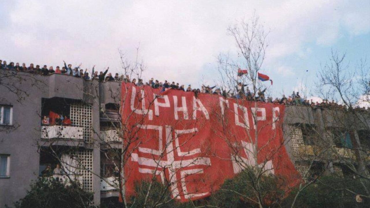 Zastava podrške Crnogoraca Srbiji tokom Nato bombardovanja 1999.