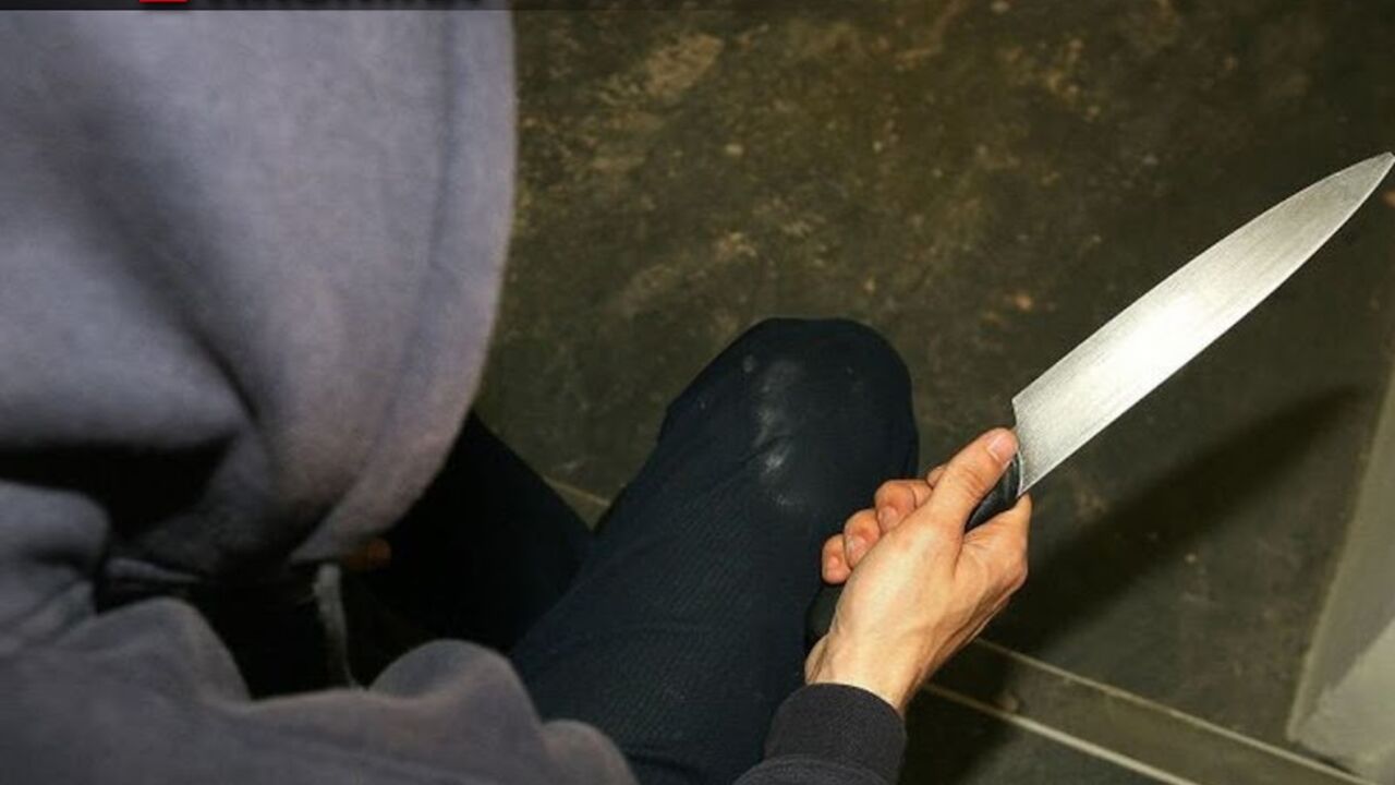 momak sa kapuljačom sa nožem