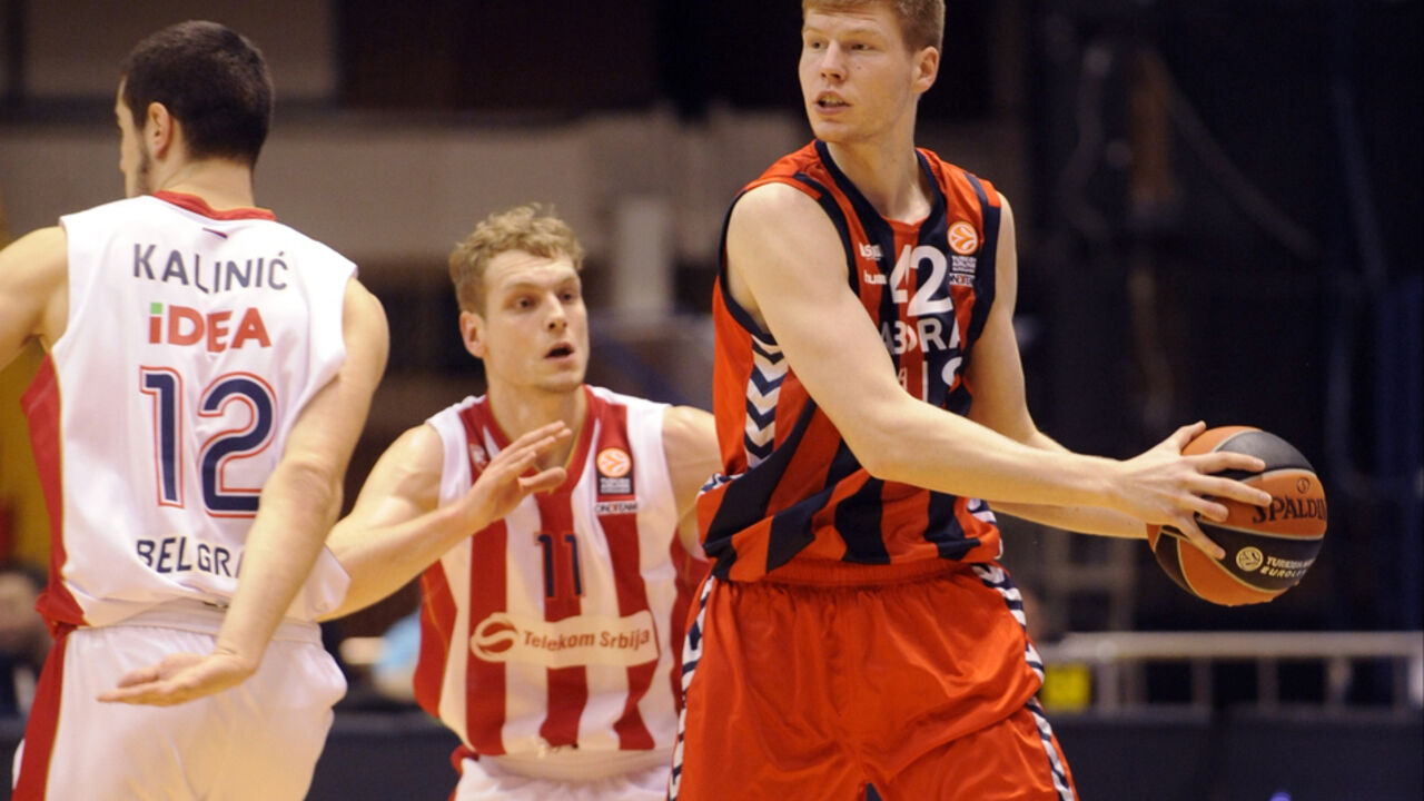 Davis Bertans u duelu sa Jakom Blažičem