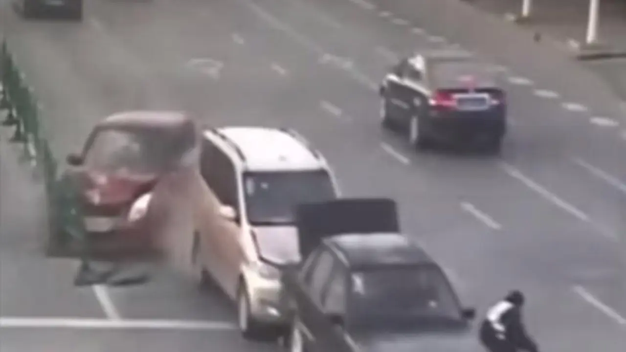 Kinez vozio policajca na haubi pa udario u drugi auto