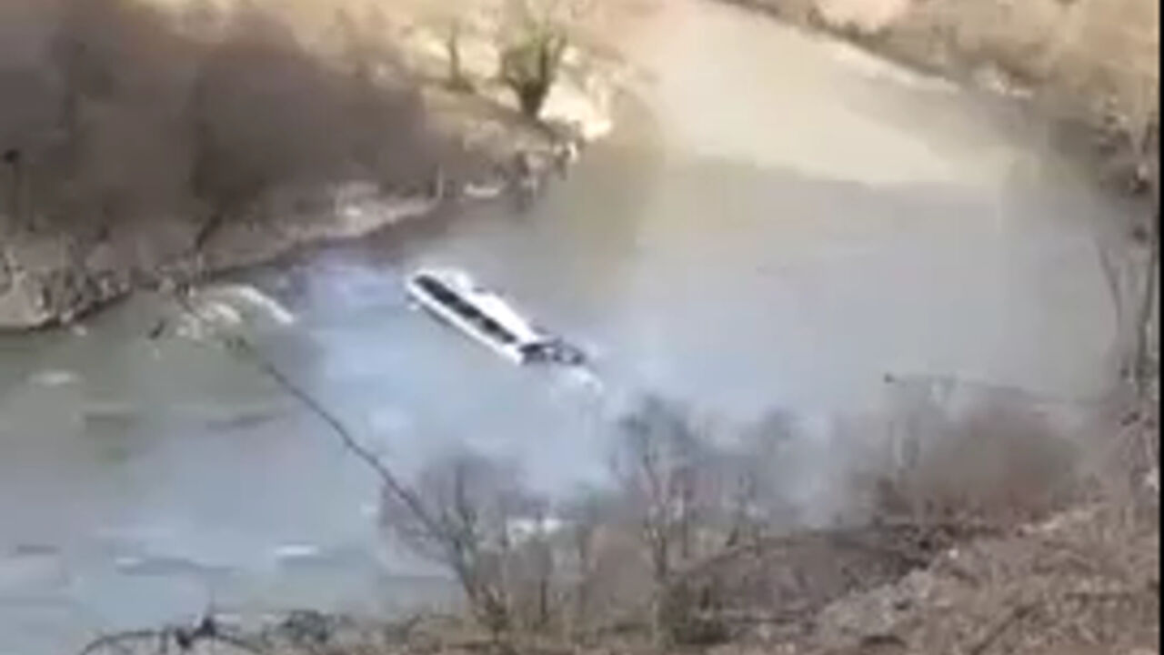 Autobus u reci Lim