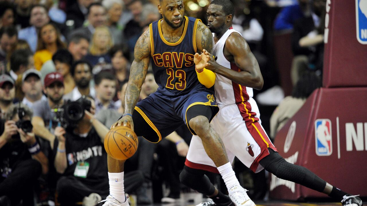 Lebron Džejms u duelu sa Luolom Dengom