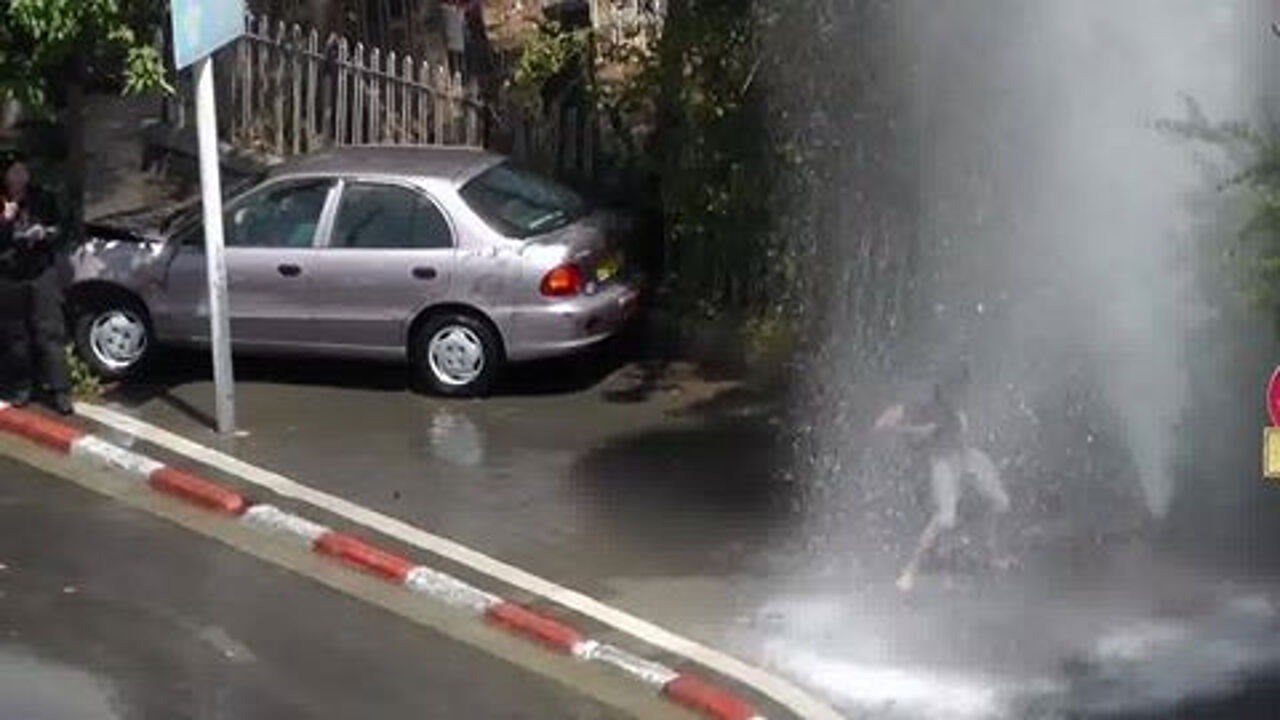 Čovek igra pored nesreće